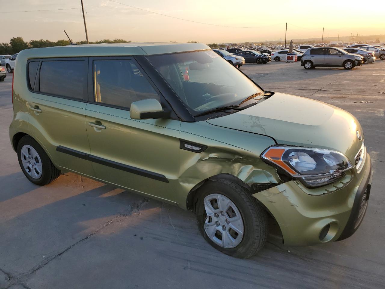 VIN KNDJT2A59D7589712 2013 KIA SOUL no.4