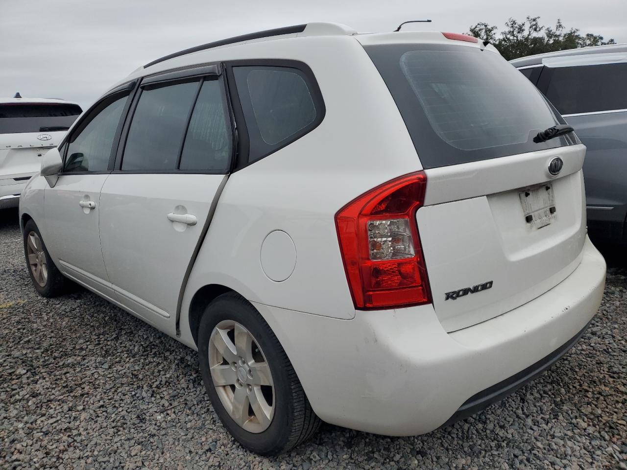 2007 Kia Rondo - Image 2
