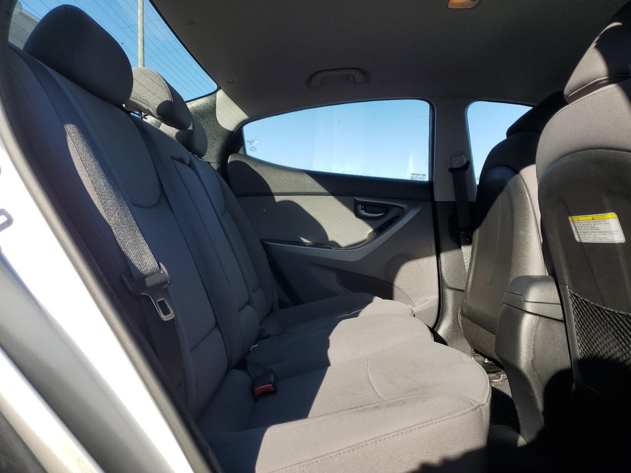 2016 Hyundai Elantra - Image 10