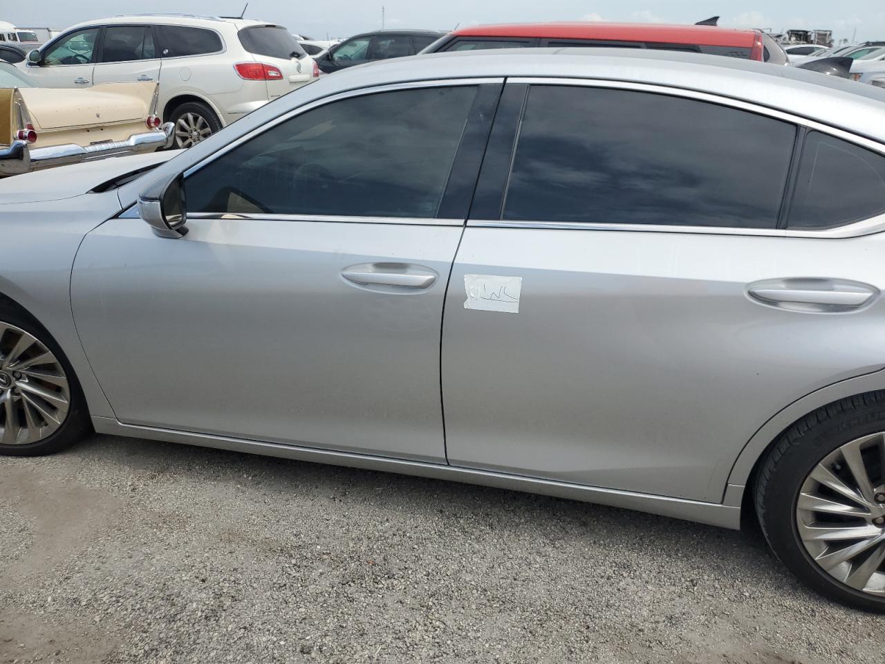 2019 Lexus ES - Image 12