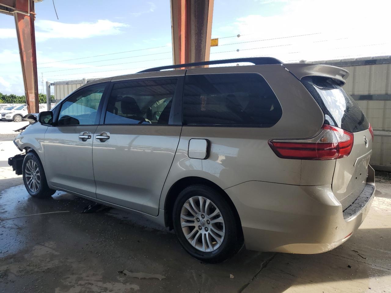 2015 Toyota Sienna - Image 2