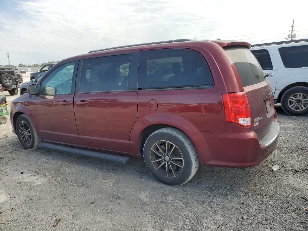 2019 Dodge Caravan - Image 2