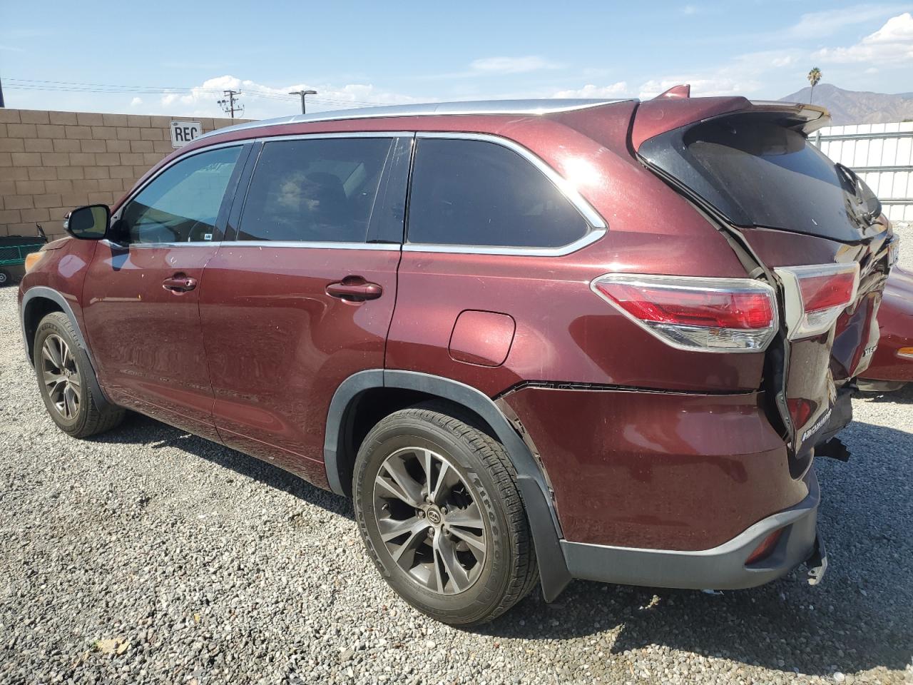 5TDJKRFH7GS269667 2016 TOYOTA HIGHLANDER - Image 2