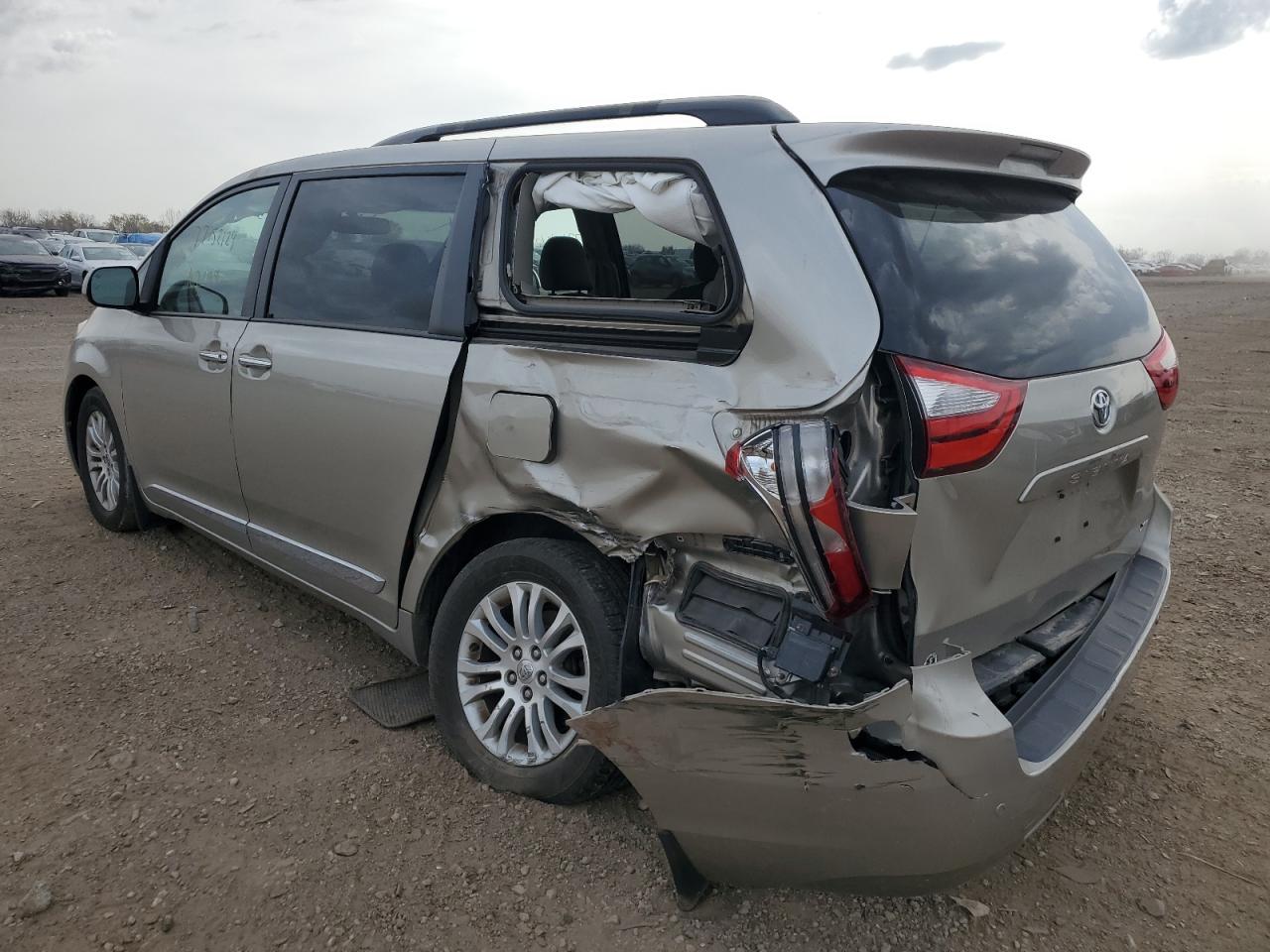 2015 Toyota Sienna - Image 2