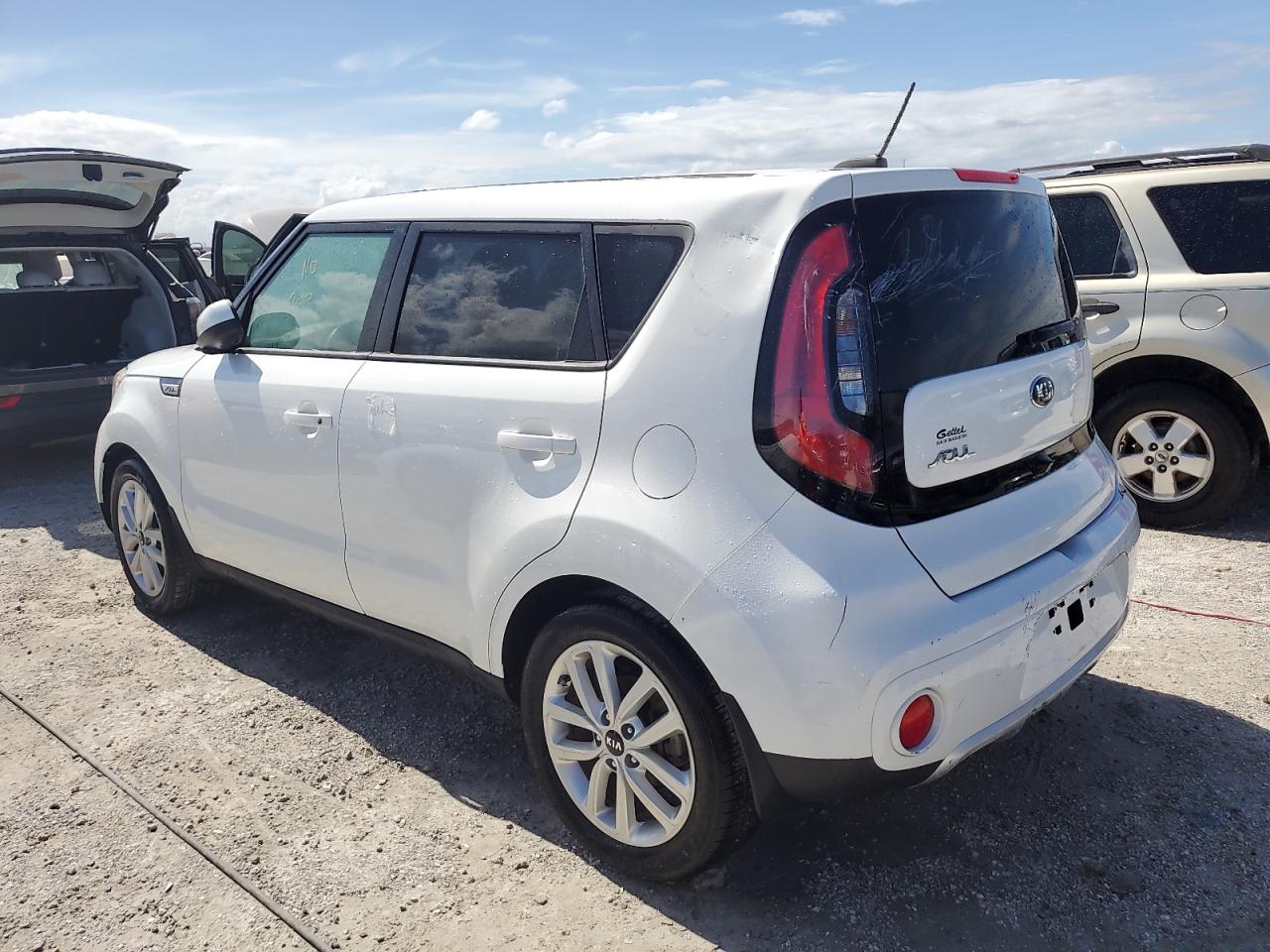 VIN KNDJP3A59J7902392 2018 KIA SOUL no.2