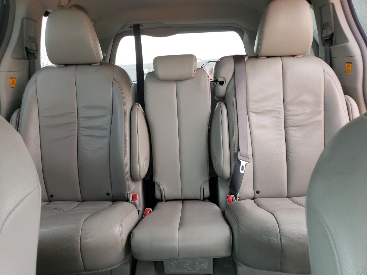 2011 Toyota Sienna - Image 10