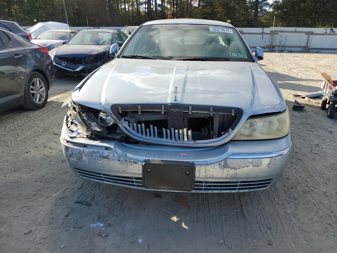 2006 Lincoln Town Car - Image 5