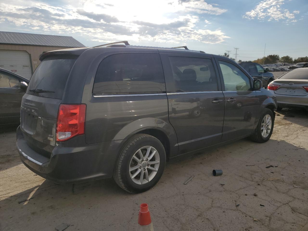 2018 Dodge Caravan - Image 3