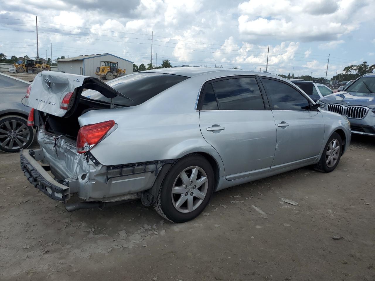 2005 Toyota Avalon - Image 3