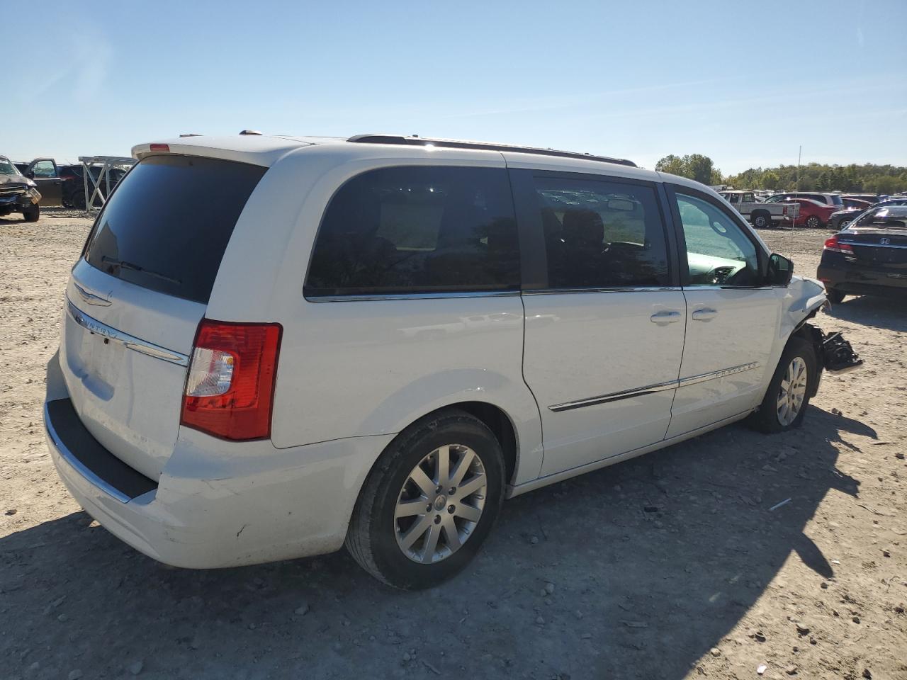 2016 Chrysler Town & Country - Image 3