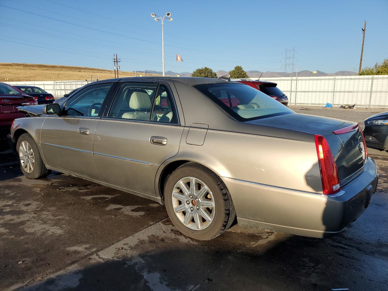 2010 Cadillac DTS - Image 2