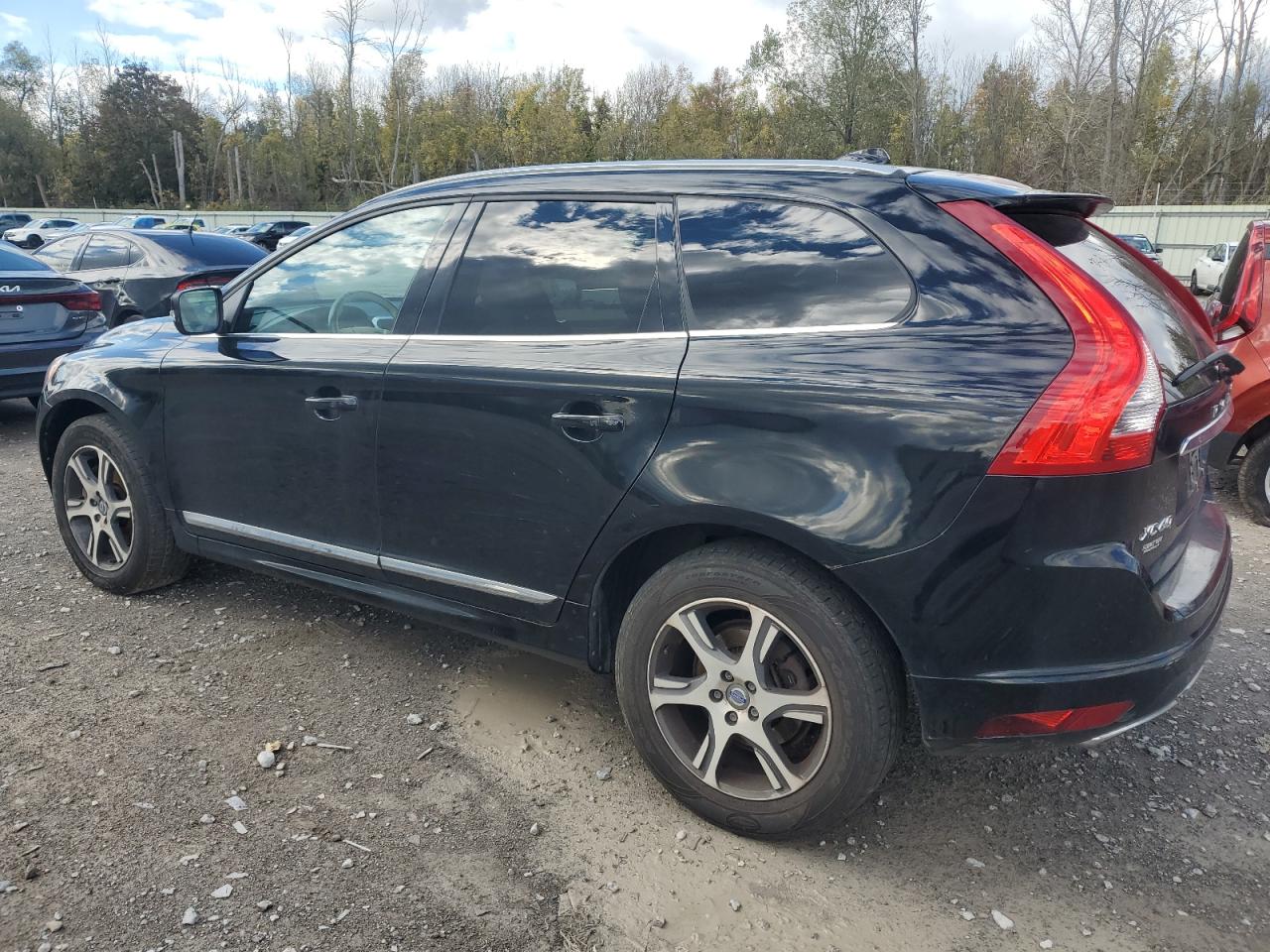 YV4902RK7F2723572 2015 VOLVO XC60 - Image 2