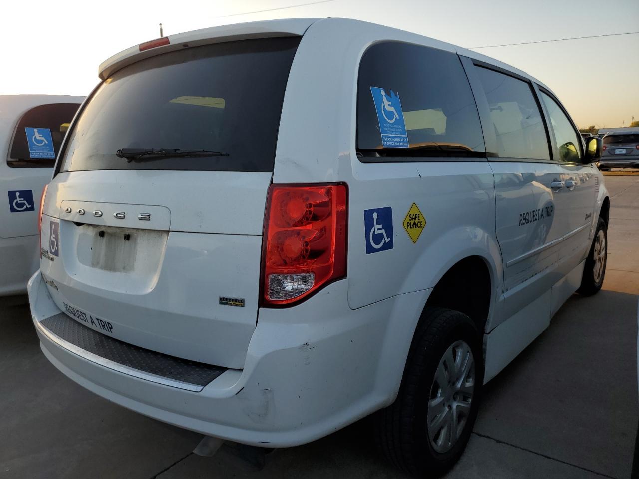 2017 Dodge Caravan - Image 3