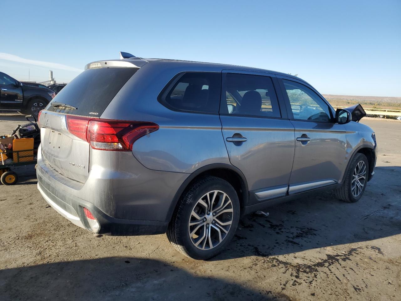 2017 Mitsubishi Outlander - Image 3