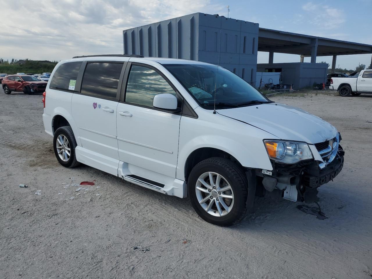 2016 Dodge Caravan - Image 4