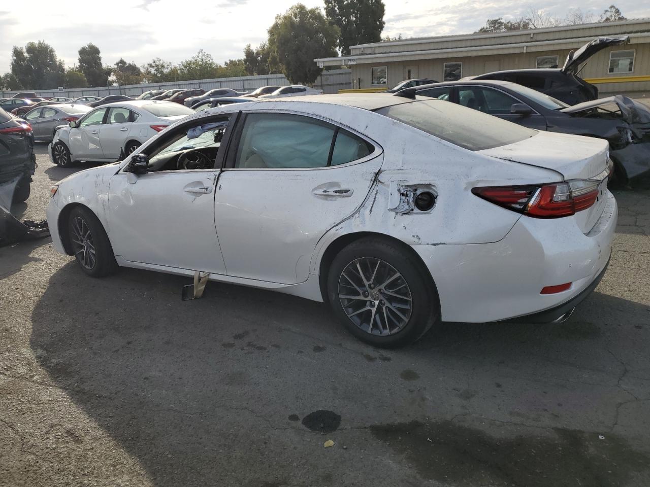 2017 Lexus ES - Image 2
