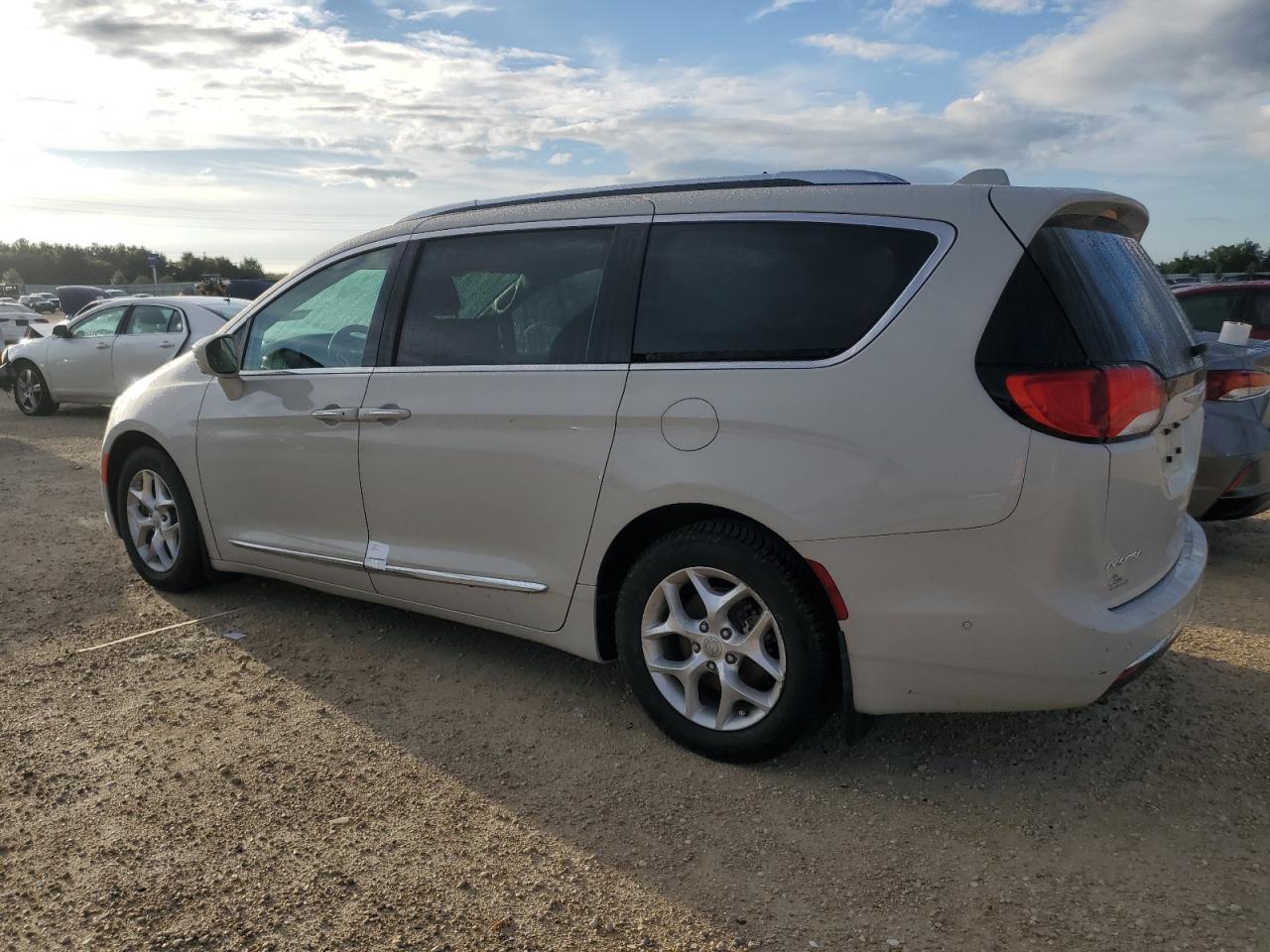 2C4RC1EG2HR635331 2017 CHRYSLER PACIFICA - Image 2