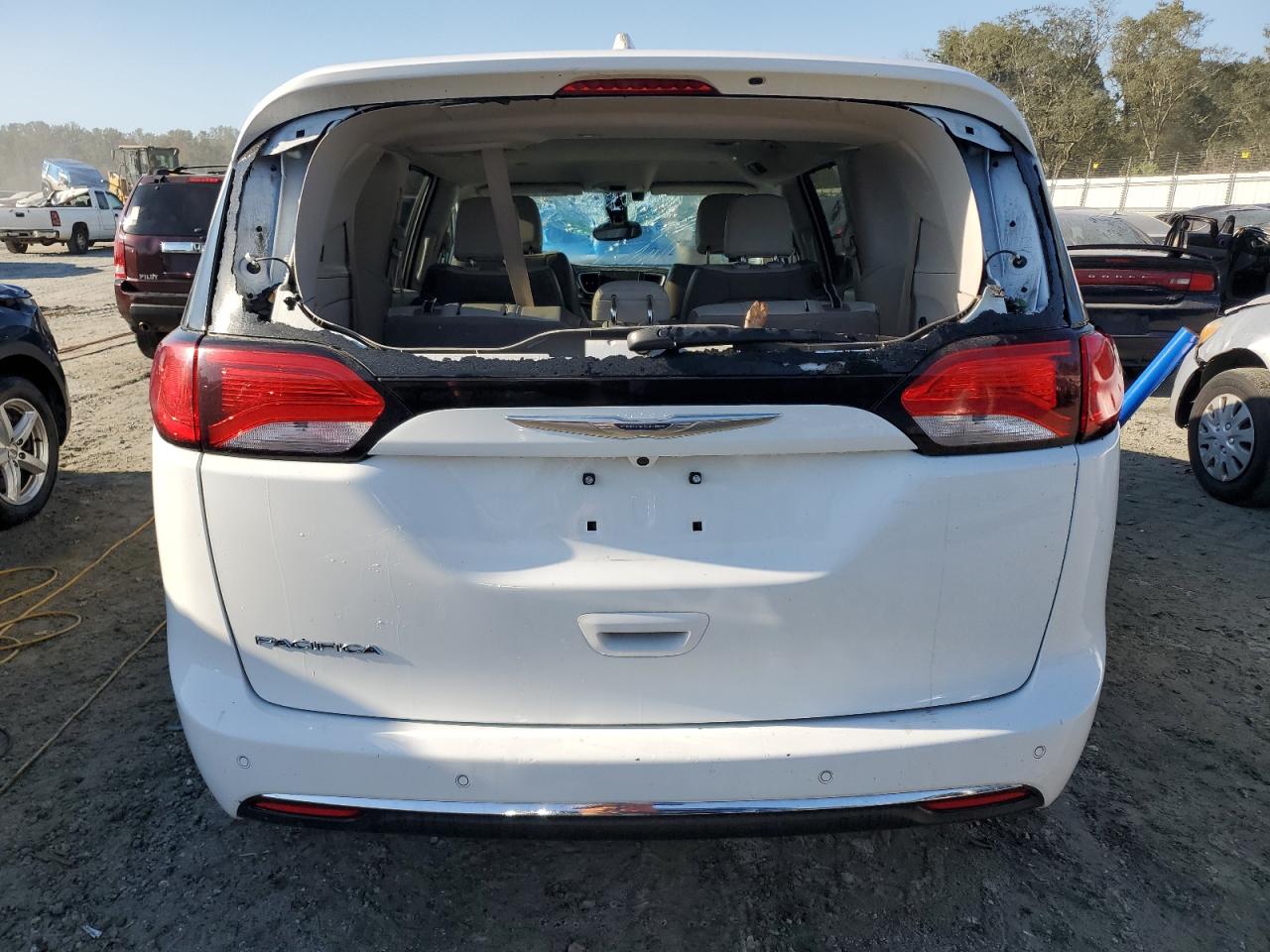 2017 Chrysler Pacifica - Image 6