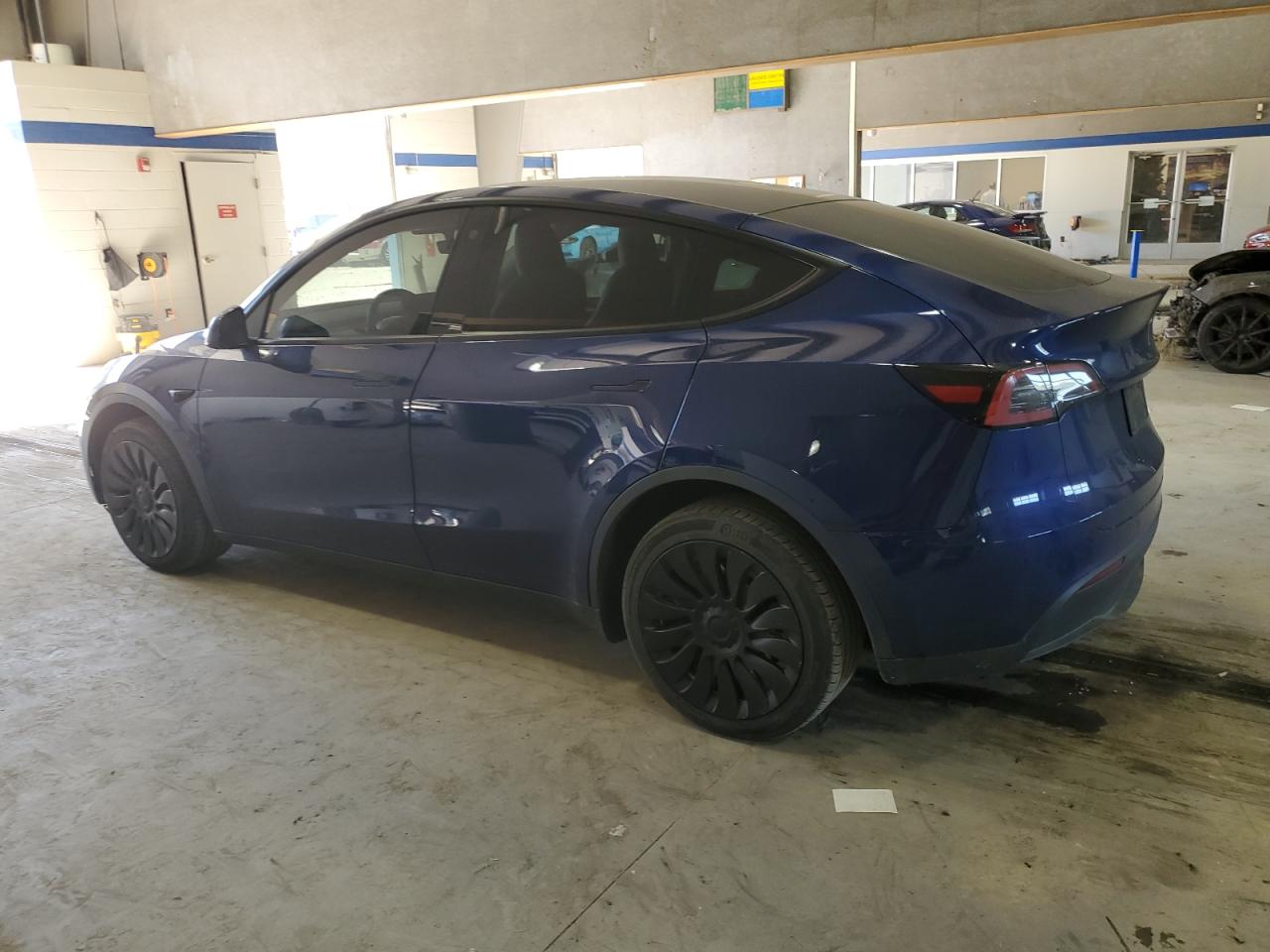 VIN 7SAYGDEE2PA068001 2023 TESLA MODEL Y no.2