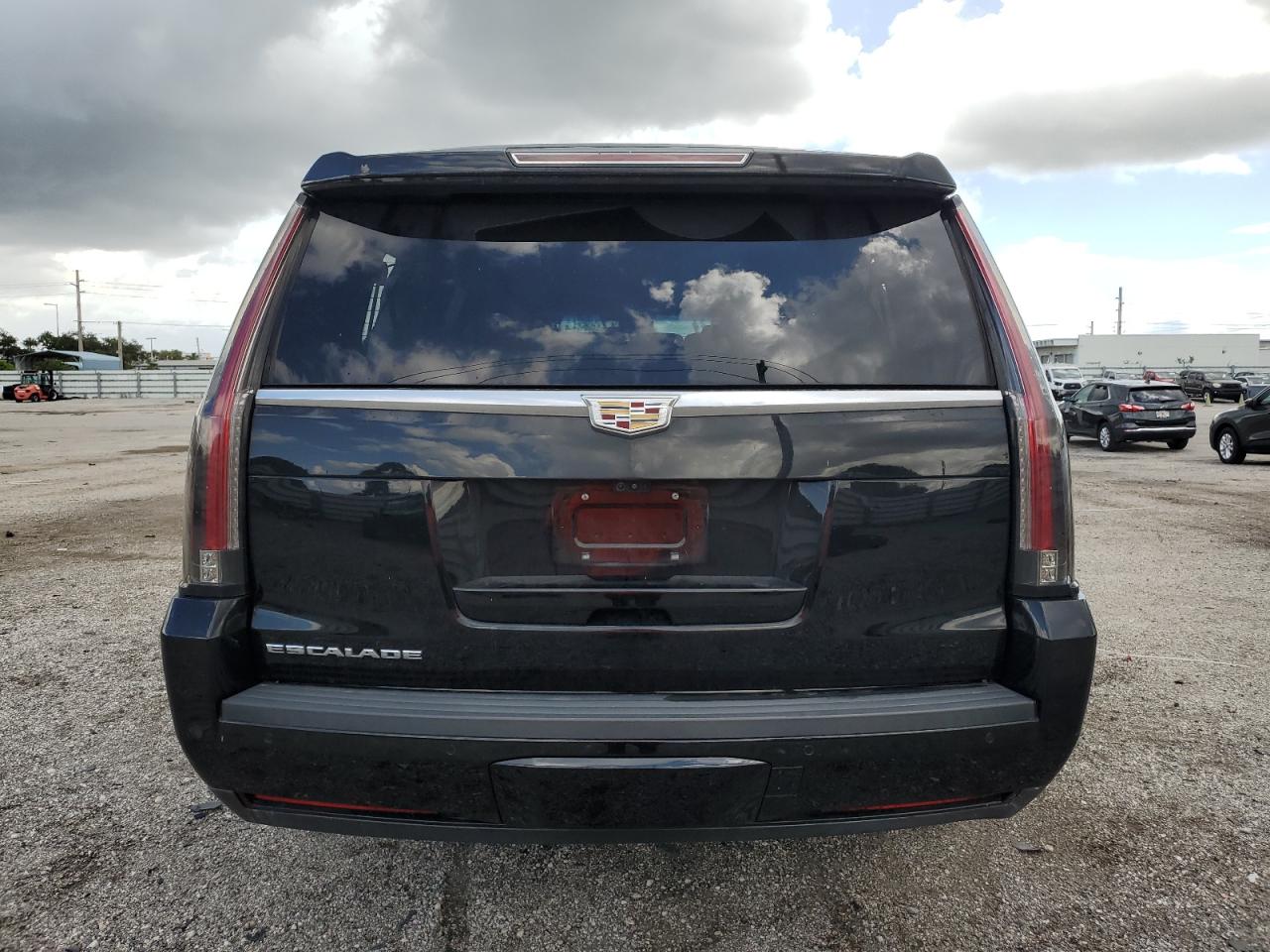 1GYS3HKJ4JR260607 2018 Cadillac Escalade Esv Luxury