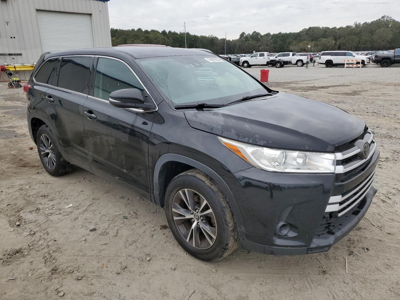 5TDZARFH0JS033116 2018 Toyota Highlander Le