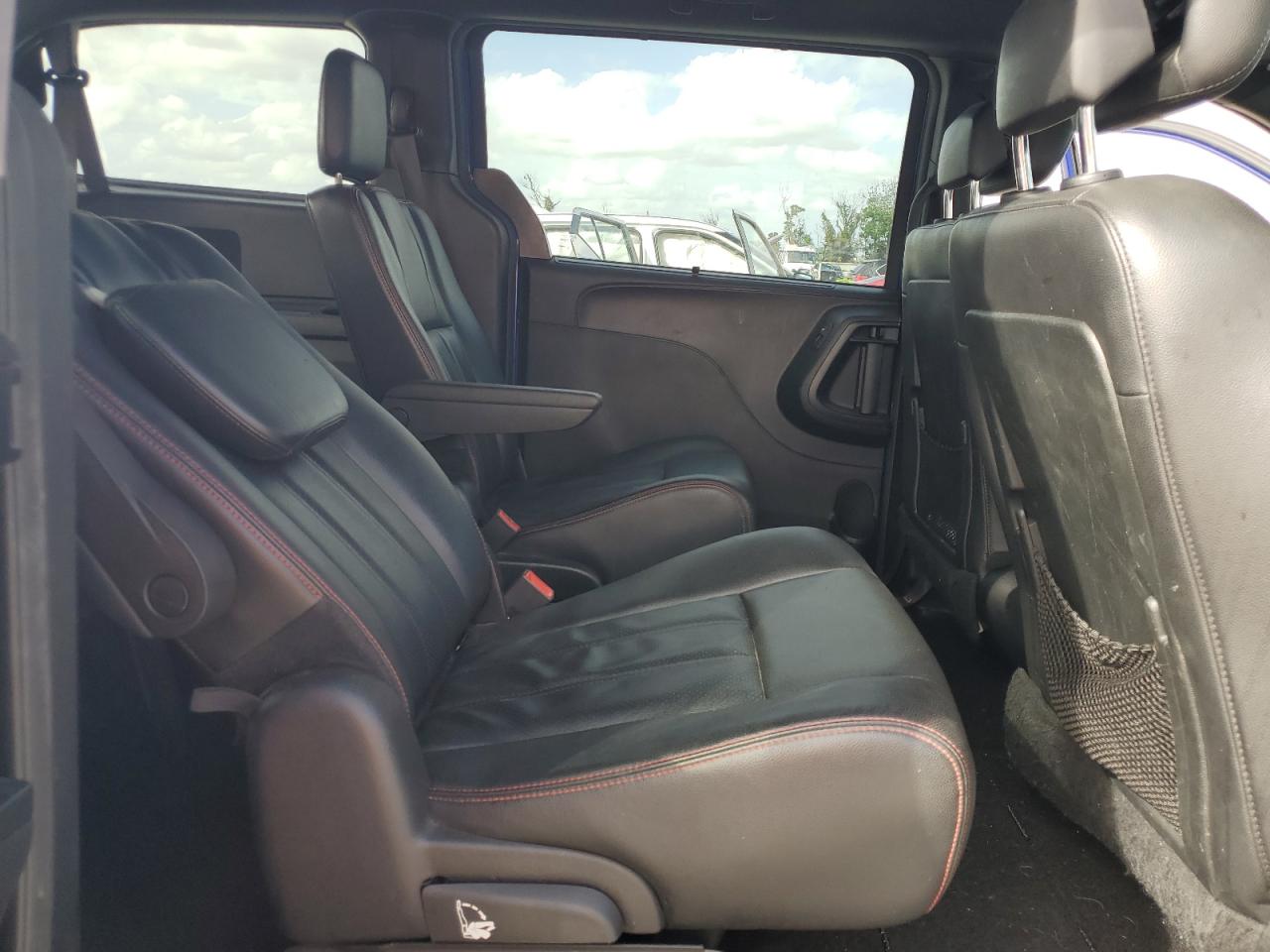 2019 Dodge Caravan - Image 11