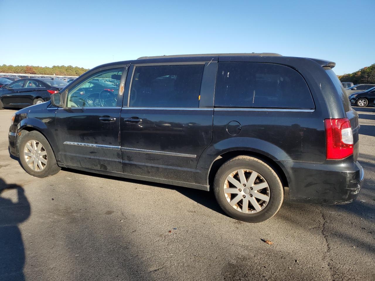 2014 Chrysler Town & Country - Image 2