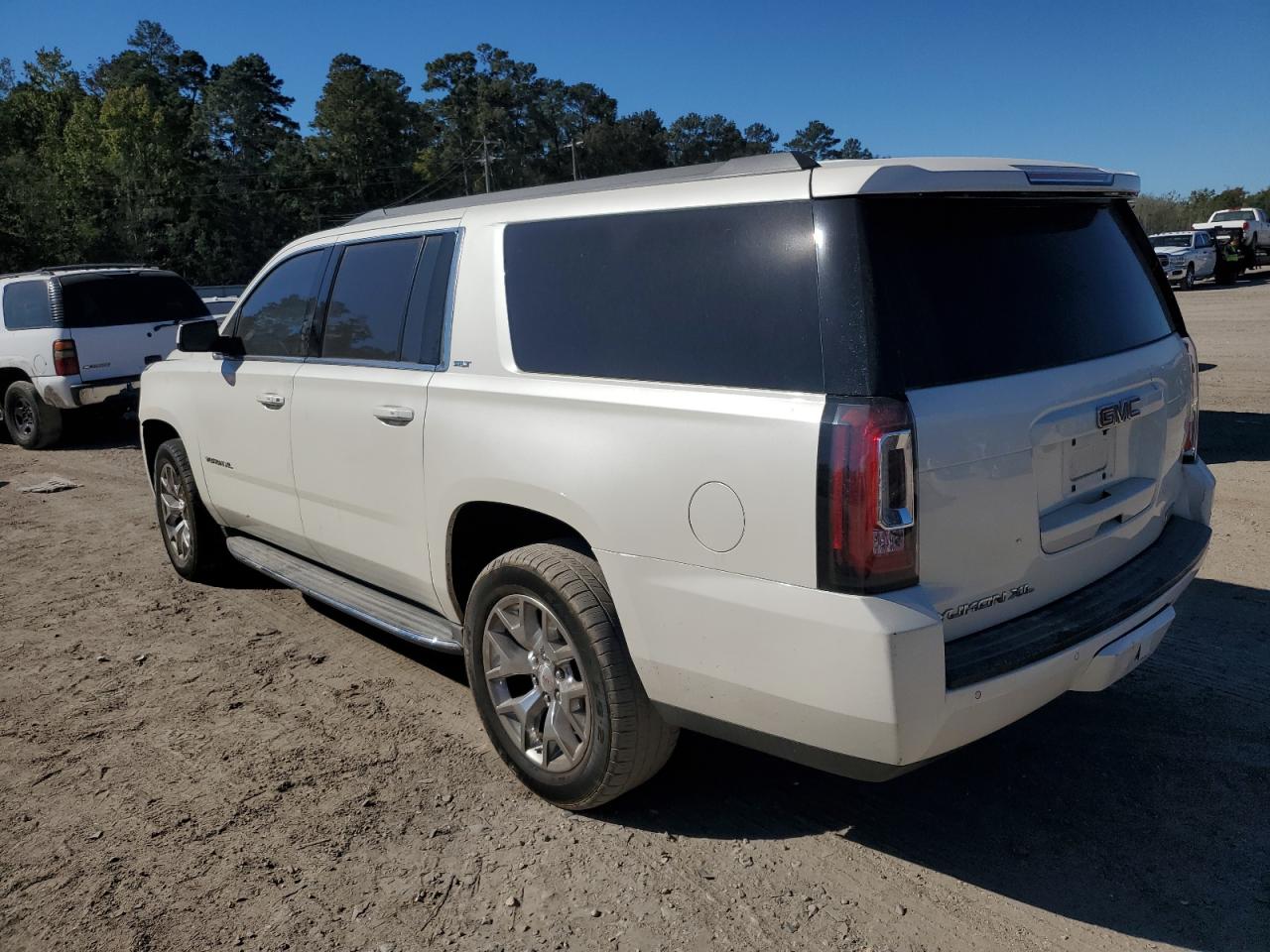 2015 GMC Yukon - Image 2