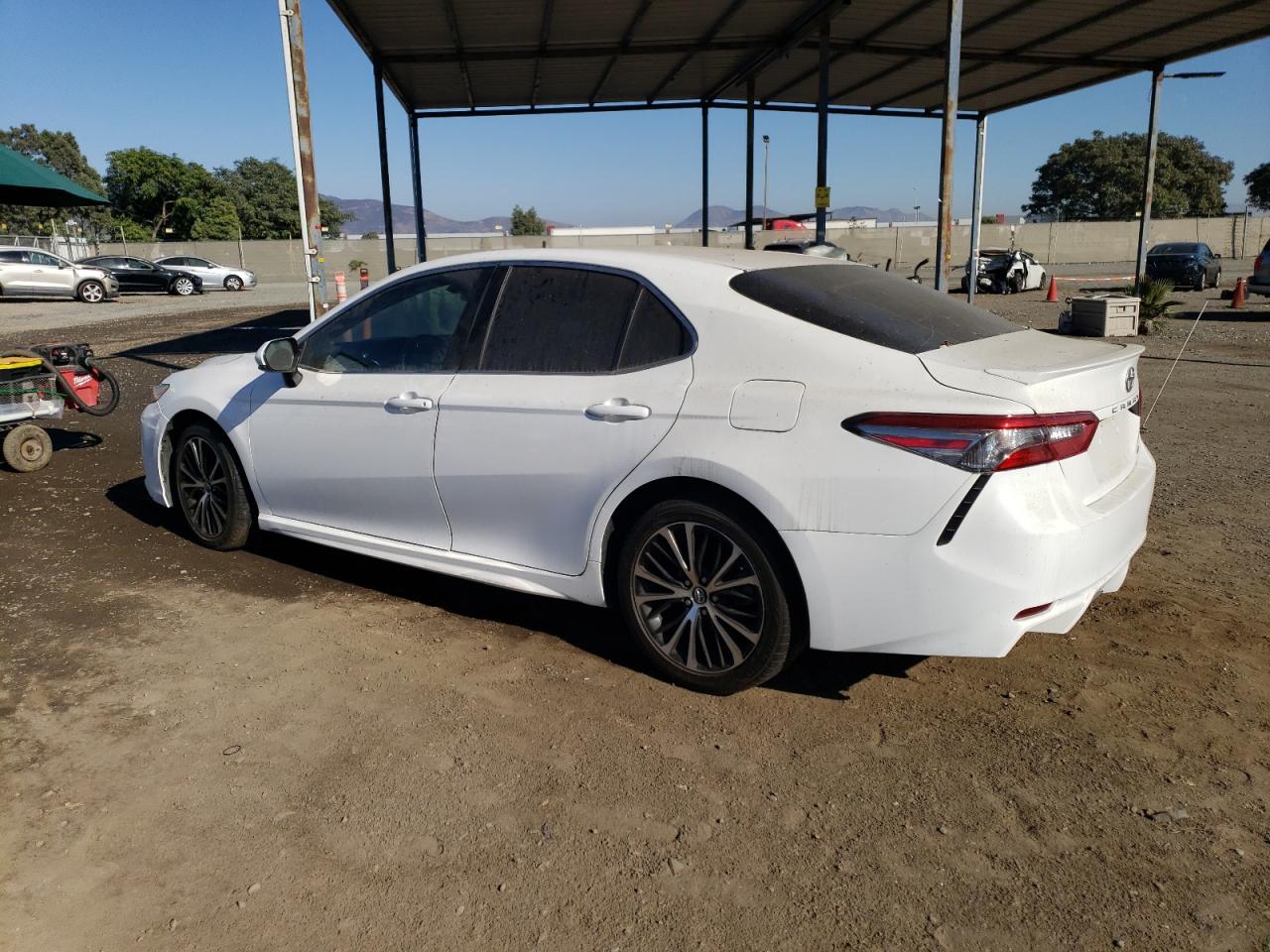 4T1B11HK9JU028175 2018 TOYOTA CAMRY - Image 2