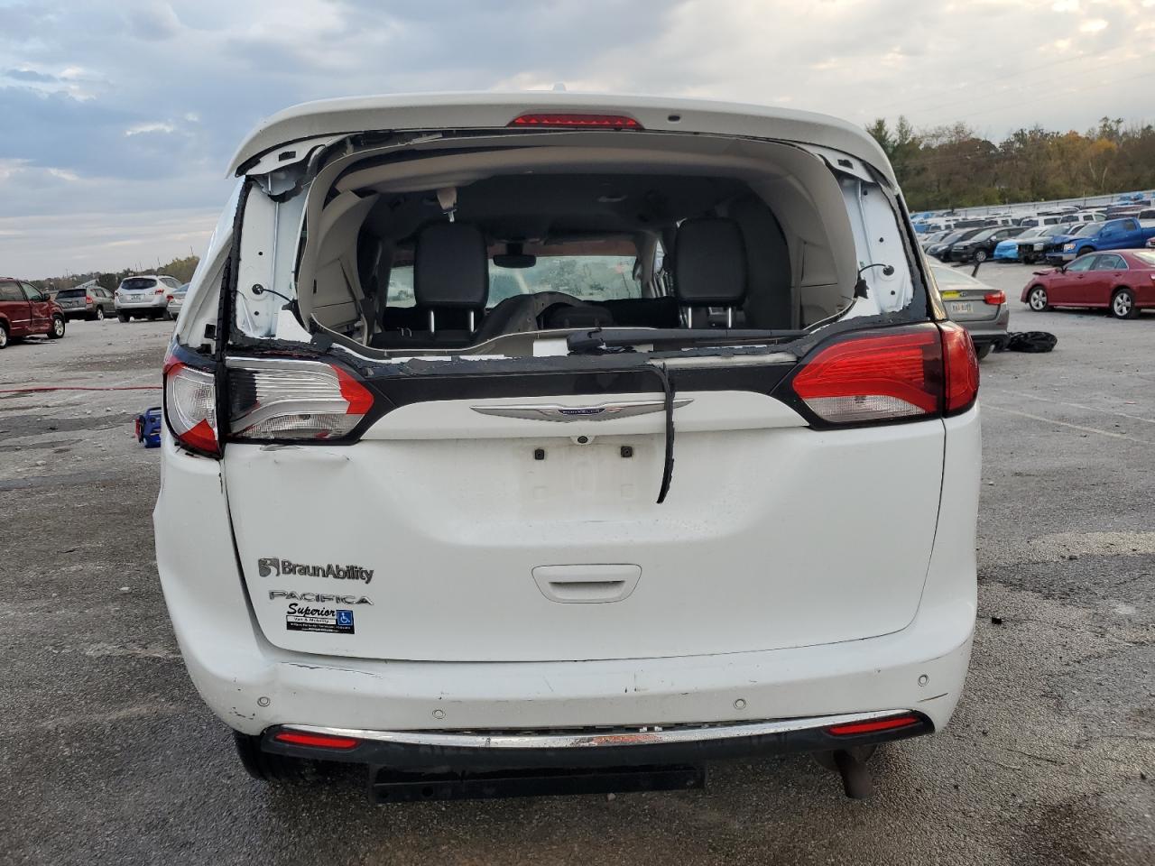 2019 Chrysler Pacifica - Image 6