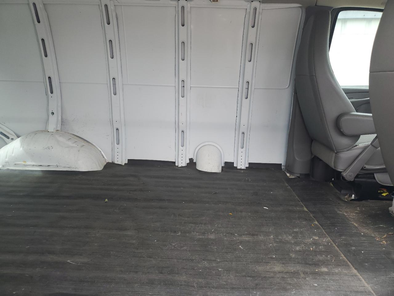 2015 Chevrolet Express - Image 11