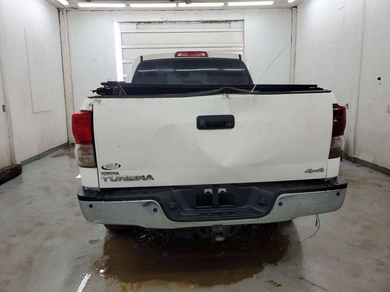 5TFDM5F11BX020724 2011 Toyota Tundra Crewmax Sr5