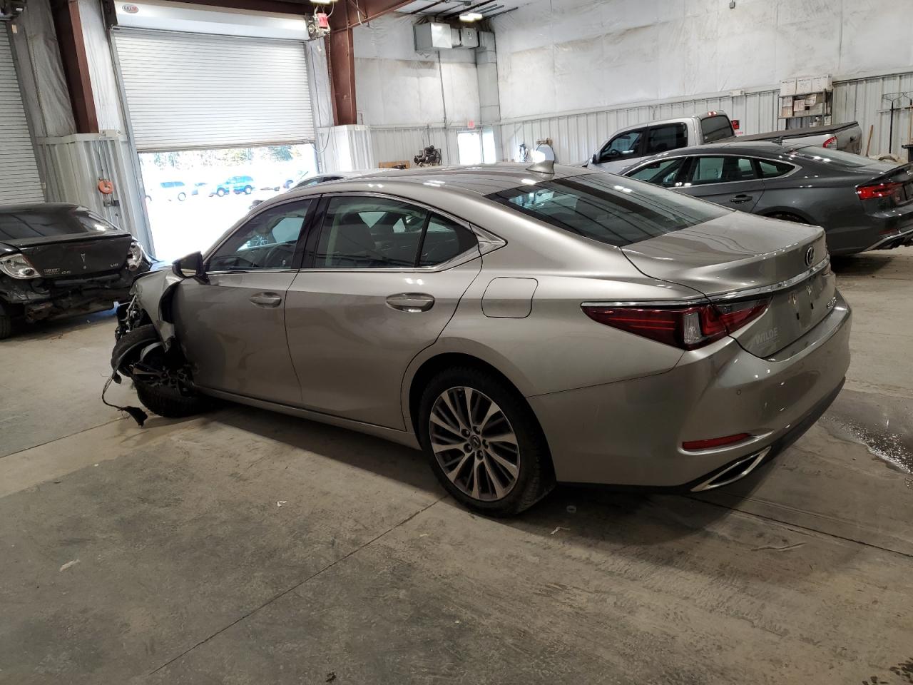 2020 Lexus ES - Image 2