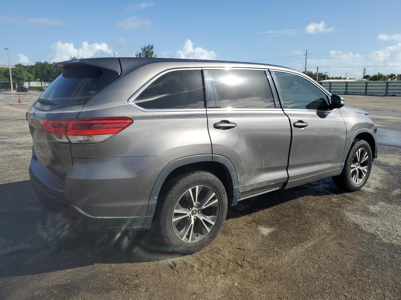 2018 Toyota Highlander Le VIN: 5TDZARFH6JS041348 Lot: 77119944