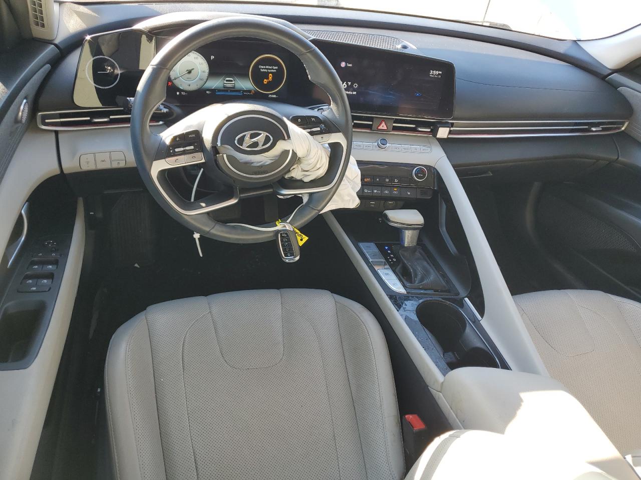 2022 Hyundai Elantra - Image 8