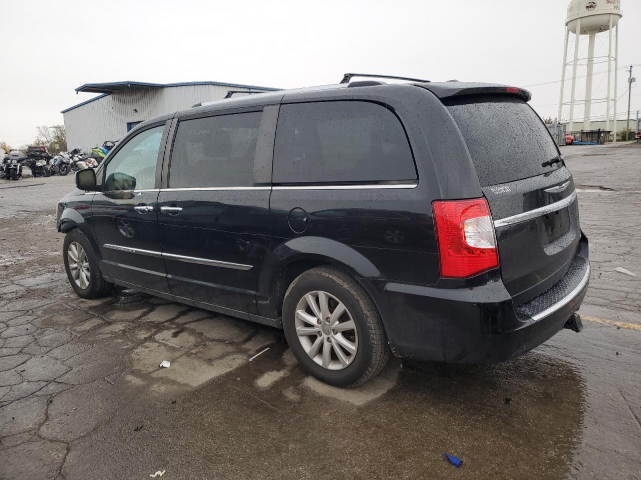 2016 Chrysler Town & Country - Image 2