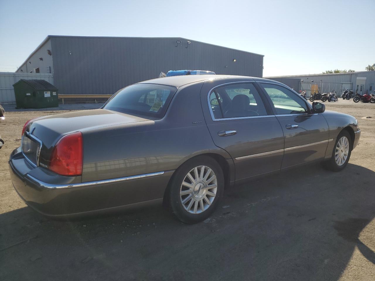2004 Lincoln Town Car - Image 3