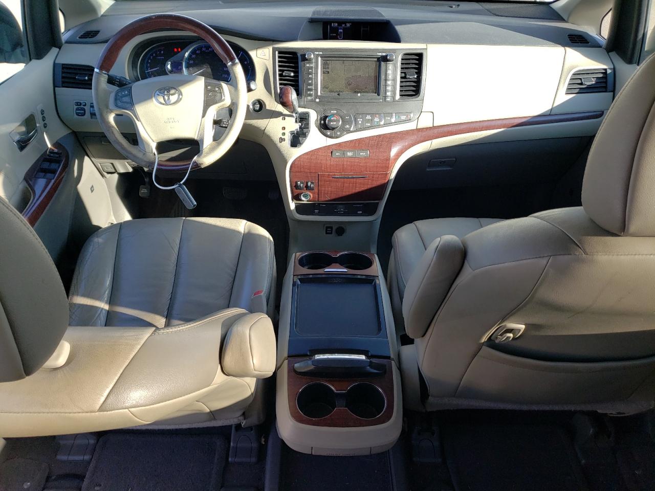 2011 Toyota Sienna - Image 8