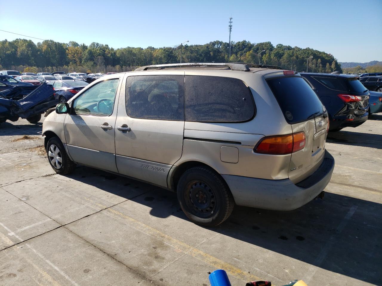 2000 Toyota Sienna - Image 2