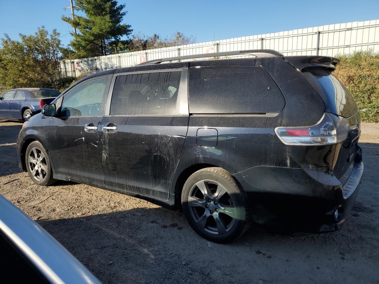 5TDXZ3DC7HS777973 2017 TOYOTA SIENNA - Image 2