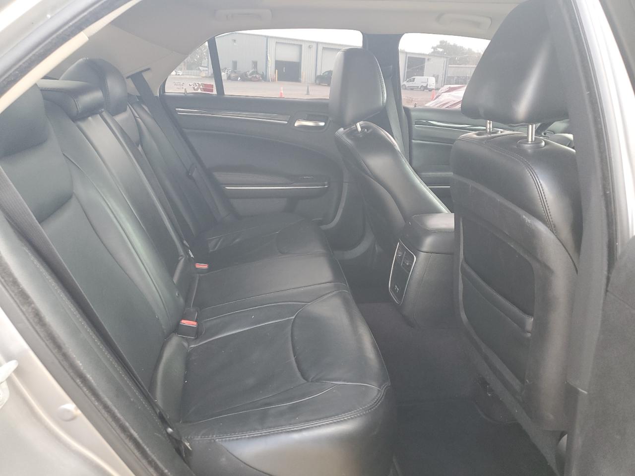 2016 Chrysler 300 - Image 10