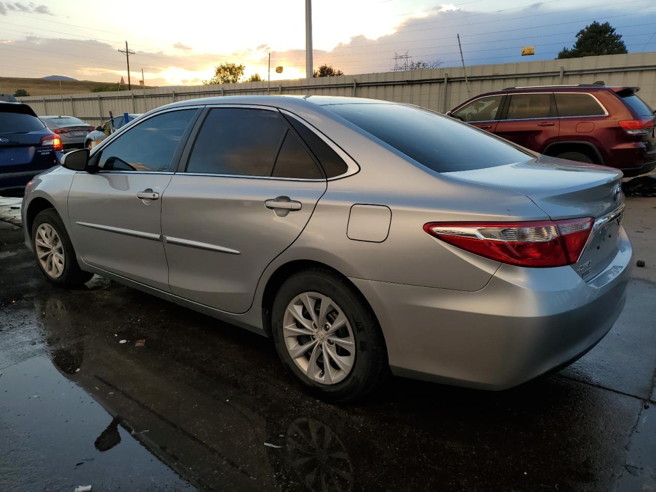 4T1BF1FK0HU369074 2017 TOYOTA CAMRY - Image 2