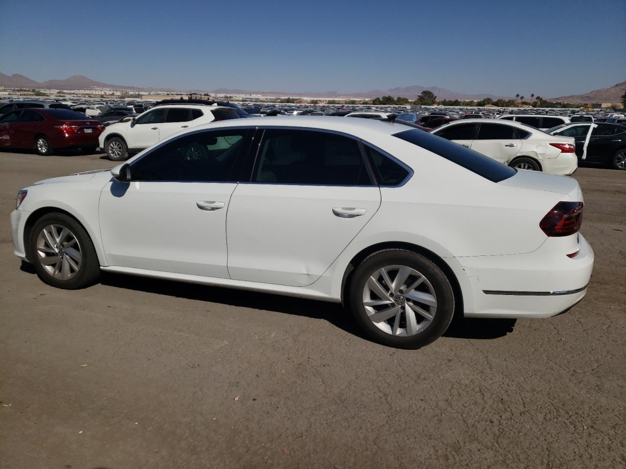 1VWBA7A32JC032338 2018 VOLKSWAGEN PASSAT - Image 2