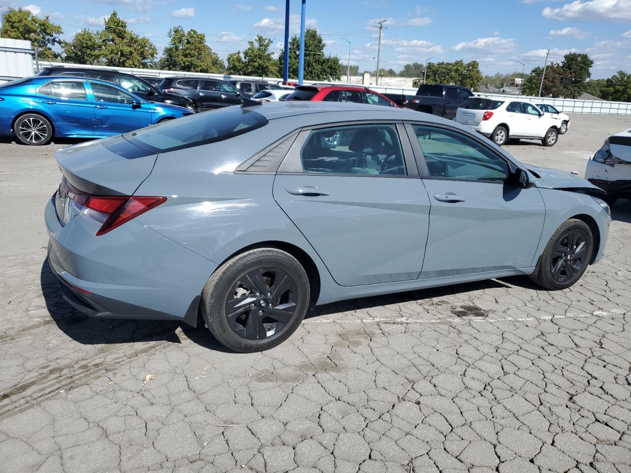 2022 Hyundai Elantra - Image 3