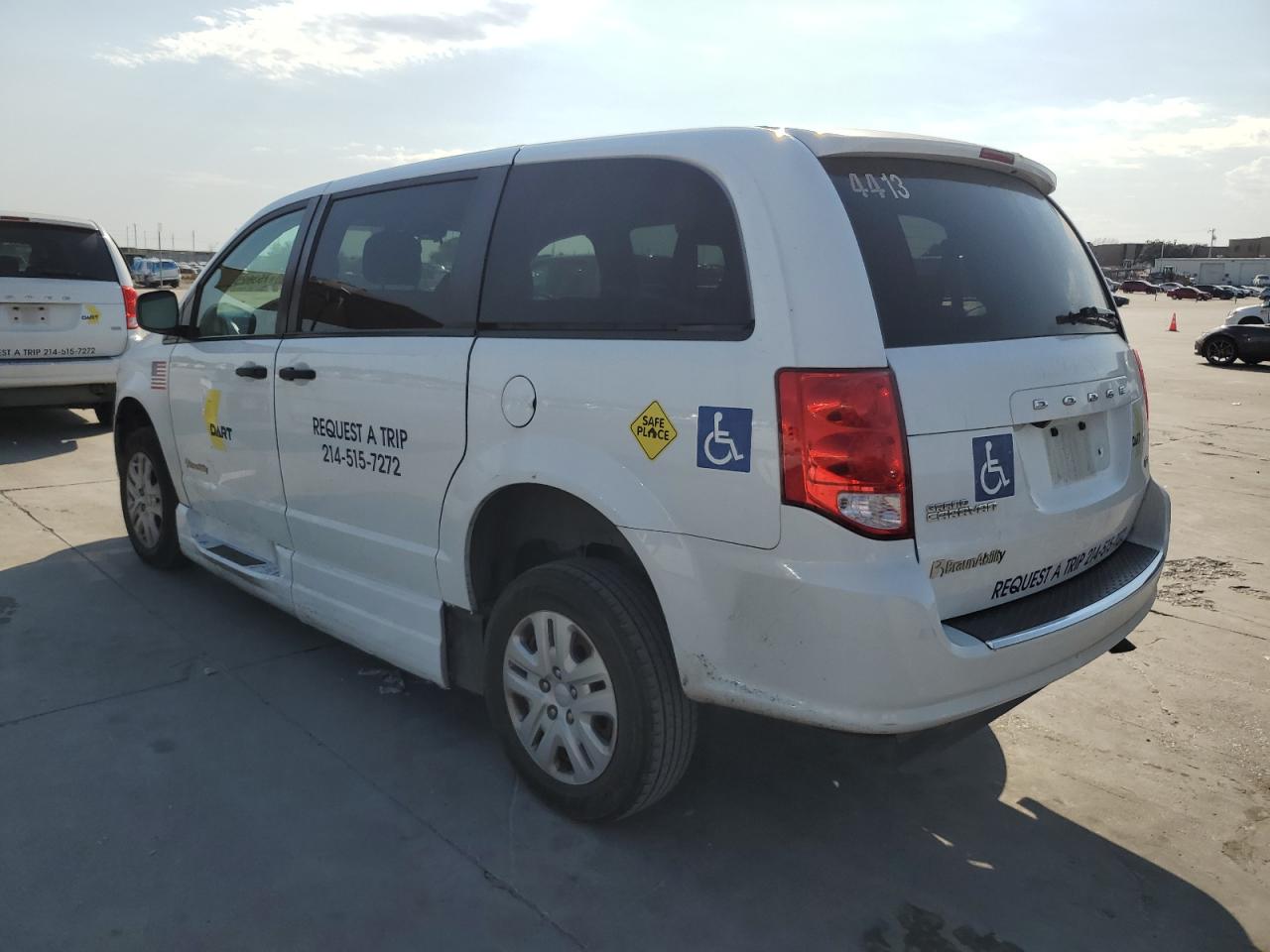 2019 Dodge Caravan - Image 2