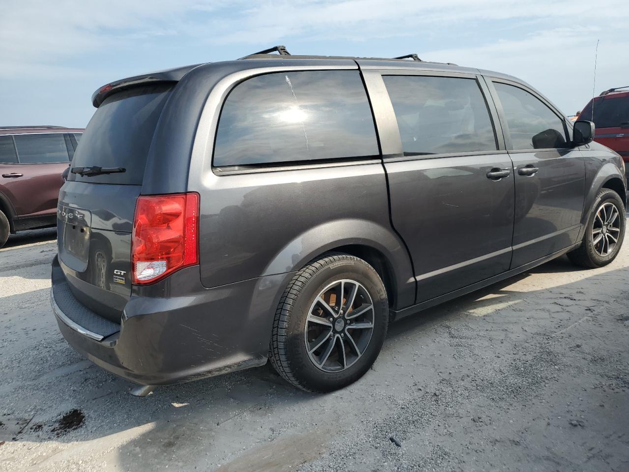 2019 Dodge Caravan - Image 3