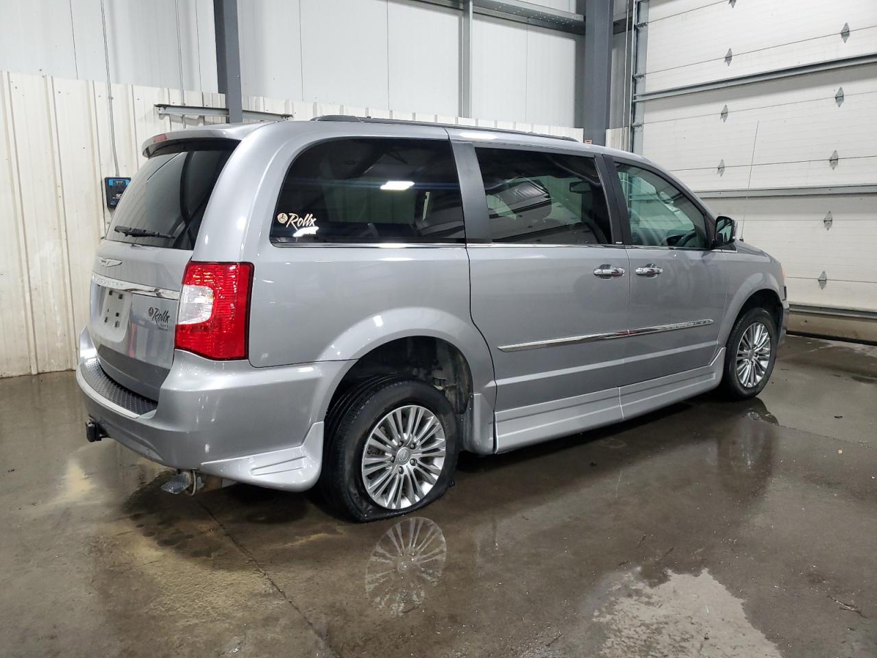 2014 Chrysler Town & Country - Image 3