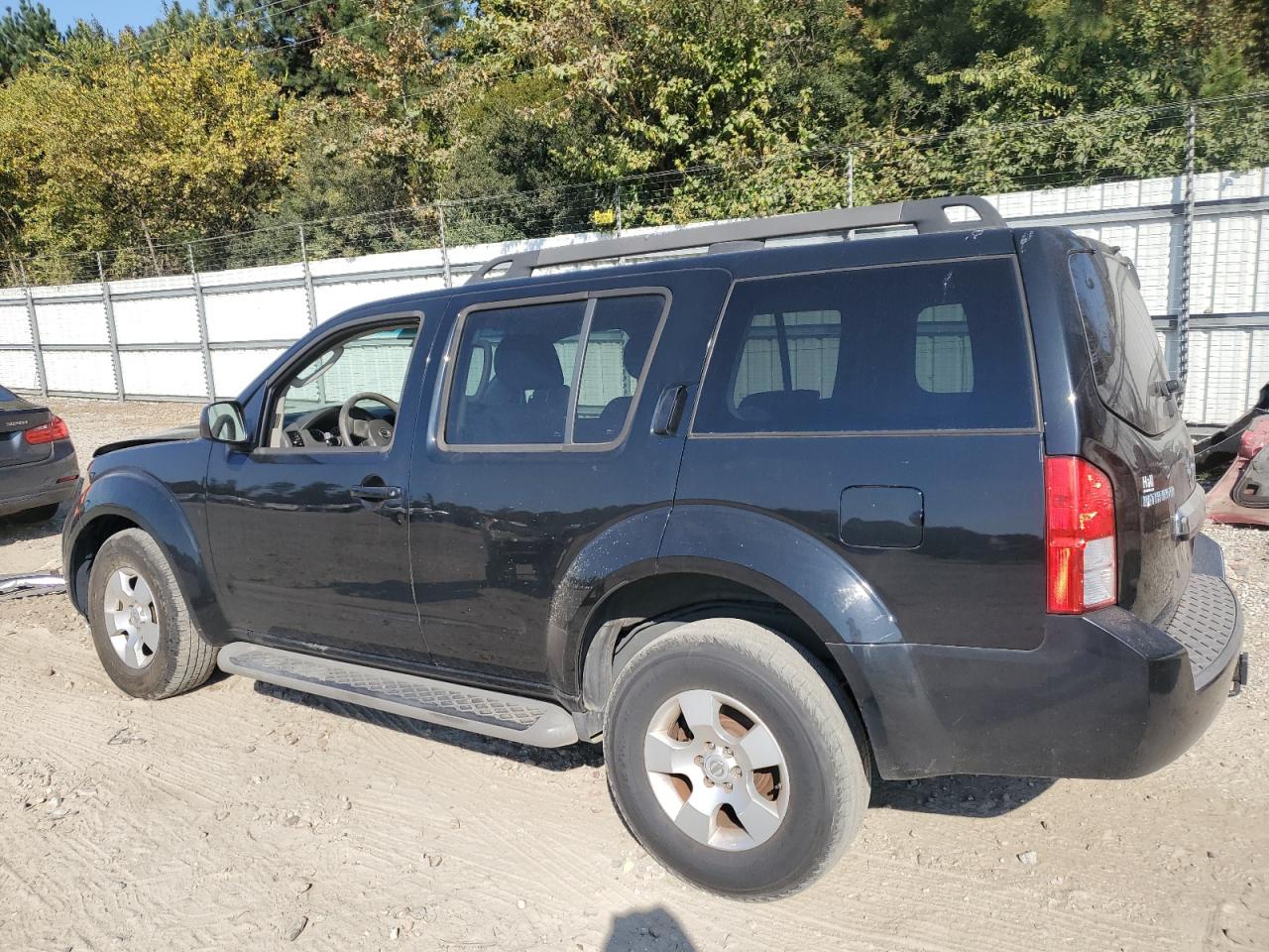 2009 Nissan Pathfinder - Image 2