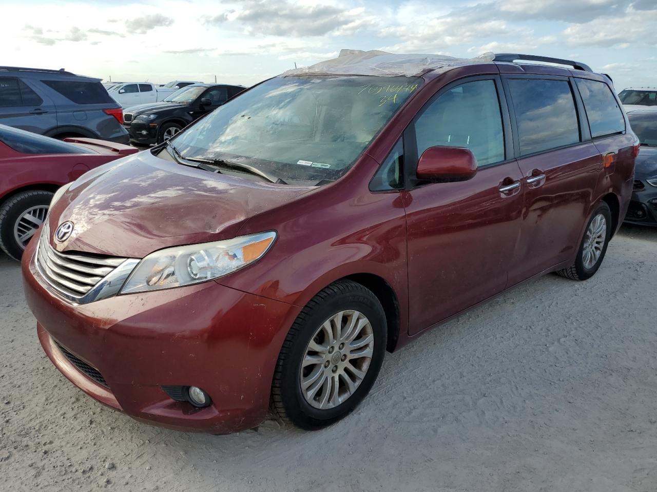 2017 Toyota Sienna - Image 1
