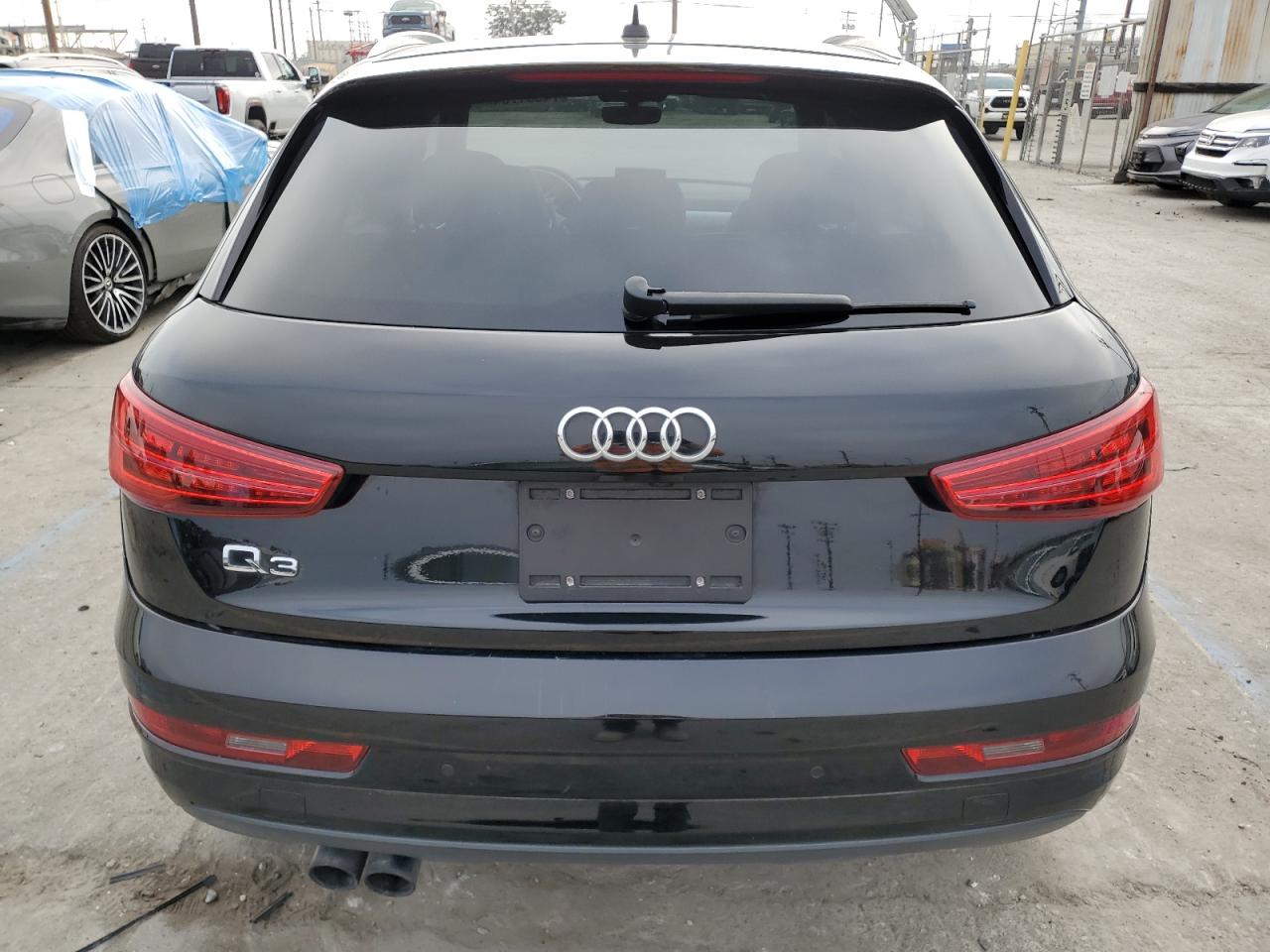 WA1BCCFS8JR022460 2018 Audi Q3 Premium